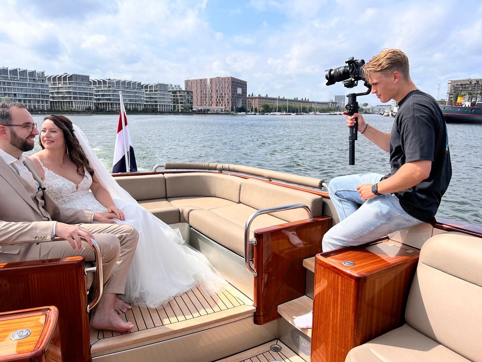 Fotograferen op een boot tijdens een bruiloft