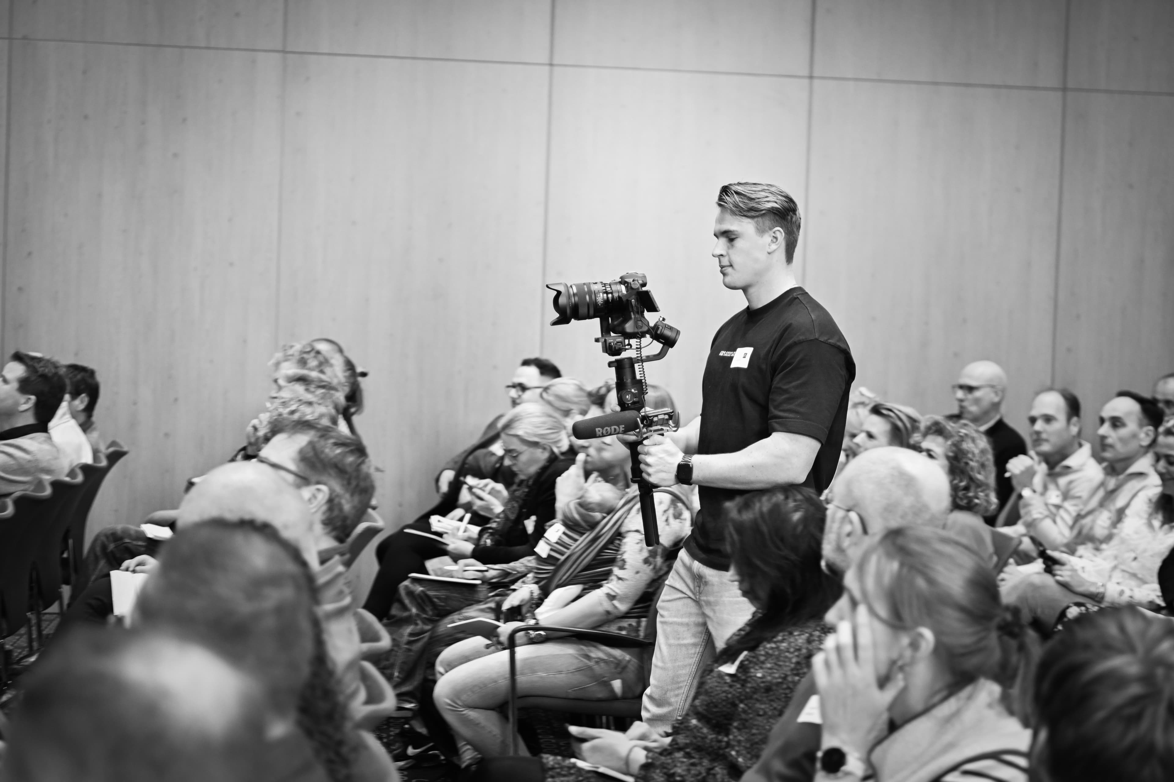 Filmen in het publiek met ronin, zwart-wit