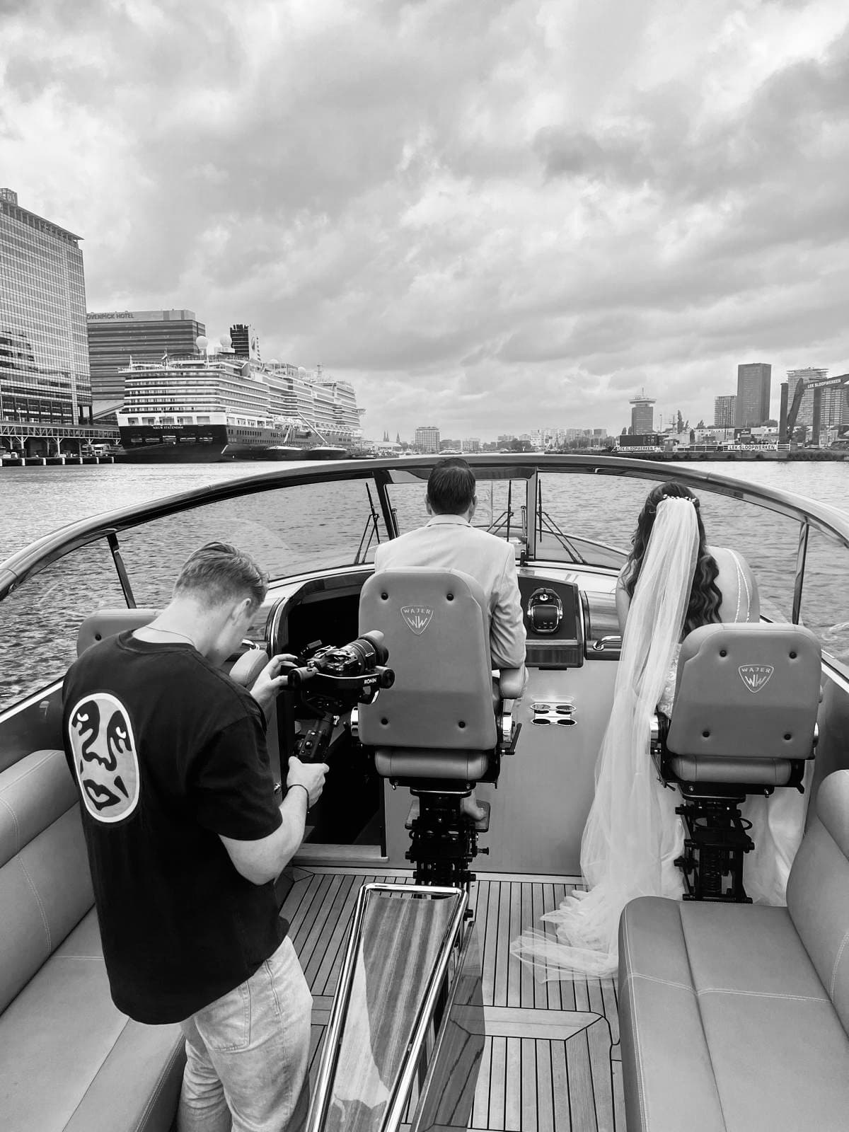 Yannick aan het filmen tijdens een bruiloft op een Wajer boot
